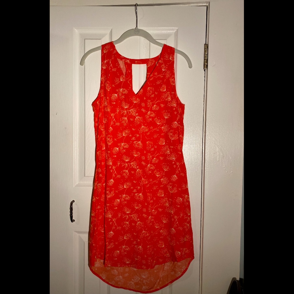 v-neck orange/white print shift dress with cut-out back